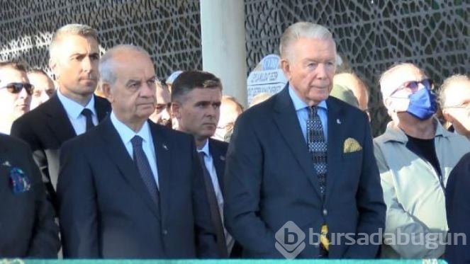 Müjdat Gezen ablasını son yolculuğuna uğurladı