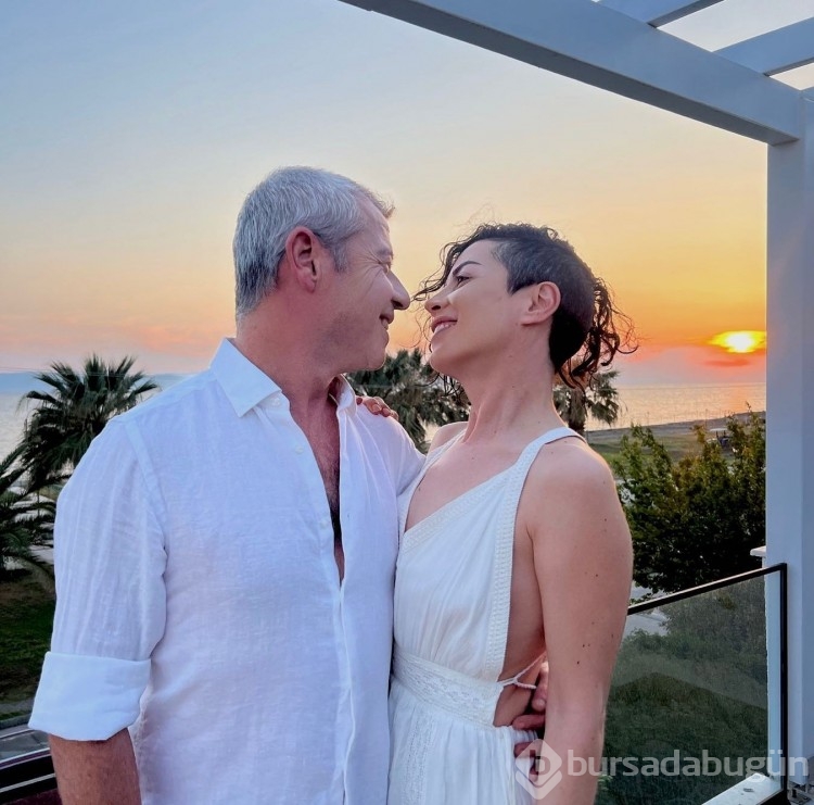 Levent Yüksel'e eşi Özlem Öztürk'ten şans öpücüğü
