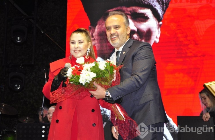 Bursalılar Cumhuriyet'i Nilüfer şarkılarıyla kutladı