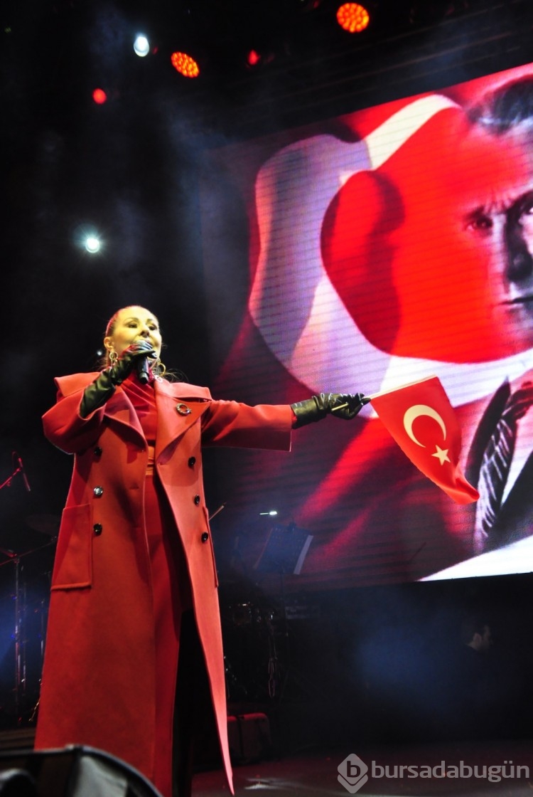 Bursalılar Cumhuriyet'i Nilüfer şarkılarıyla kutladı