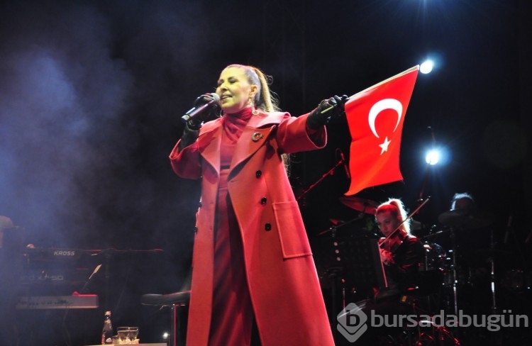 Bursalılar Cumhuriyet'i Nilüfer şarkılarıyla kutladı