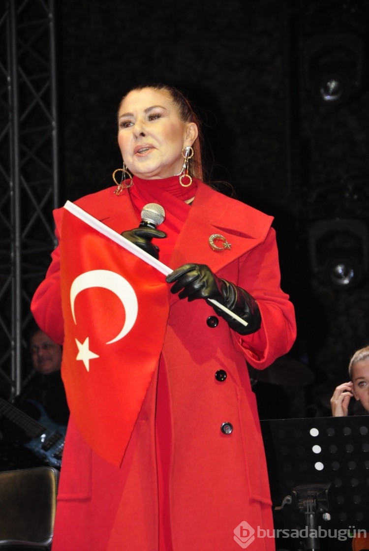 Bursalılar Cumhuriyet'i Nilüfer şarkılarıyla kutladı