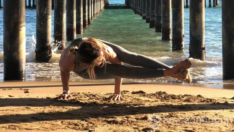 Zeynep Tokuş hem denize girdi hem de yoga yaptı
