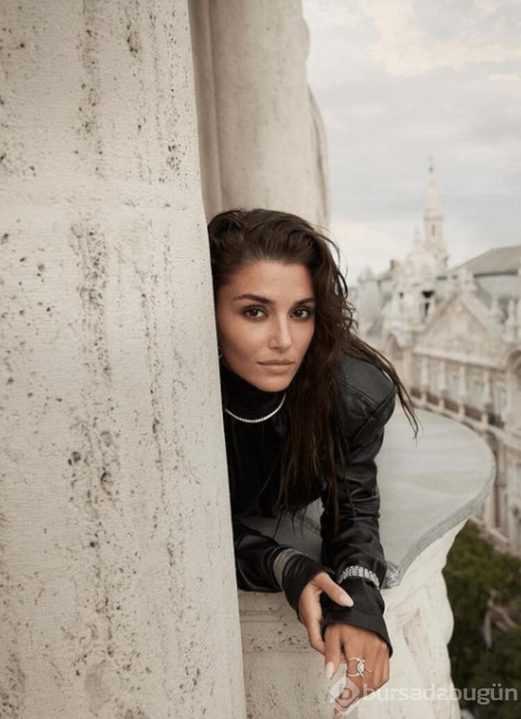 Hande Erçel'den ev pozu