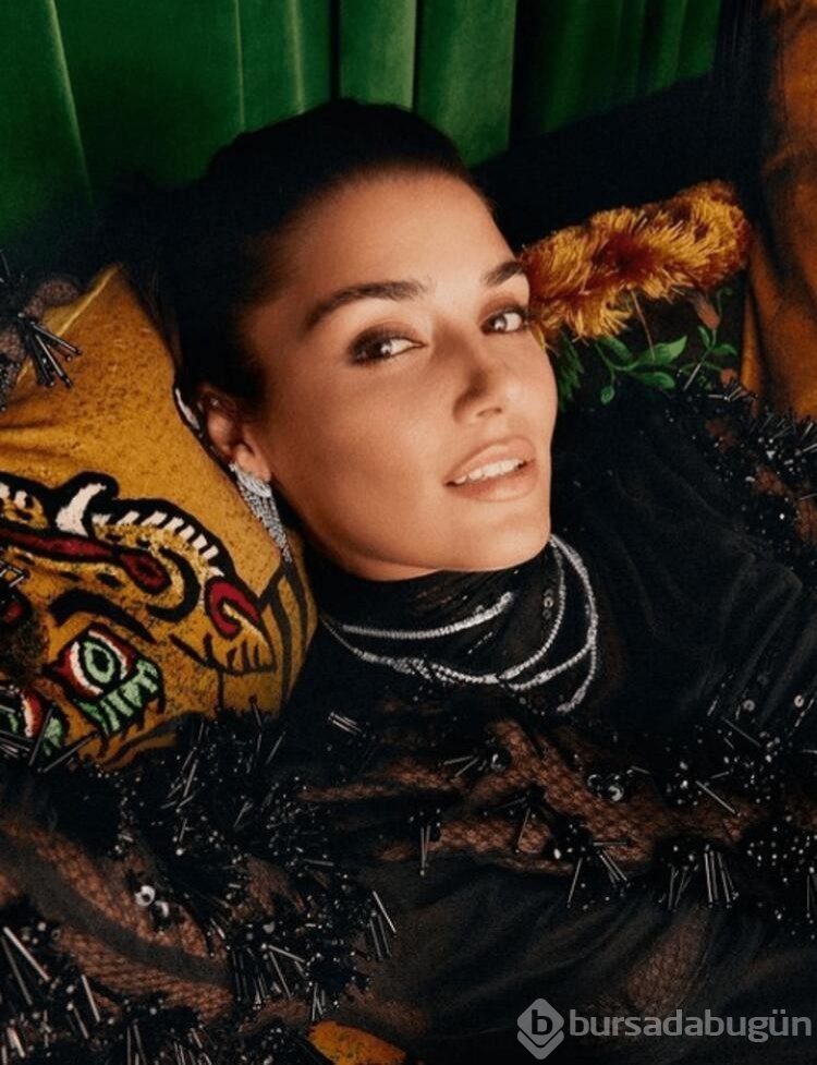 Hande Erçel'den ev pozu