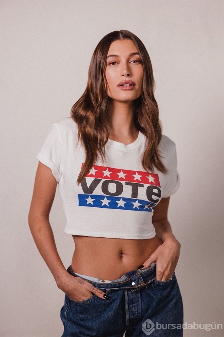 Hailey Bieber kot markası için kamera karşısında
