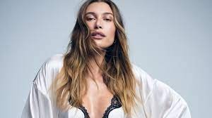 Hailey Bieber kot markası için kamera karşısında