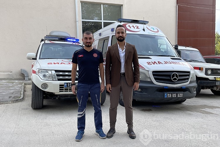 Yamaç paraşütünden açtığı afişle ambulanslara yol istiyor
