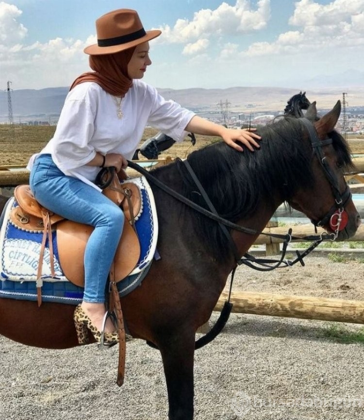 Fenomen Esra Rabia Ünal'ın dar kıyafetleri tartışma yarattı
