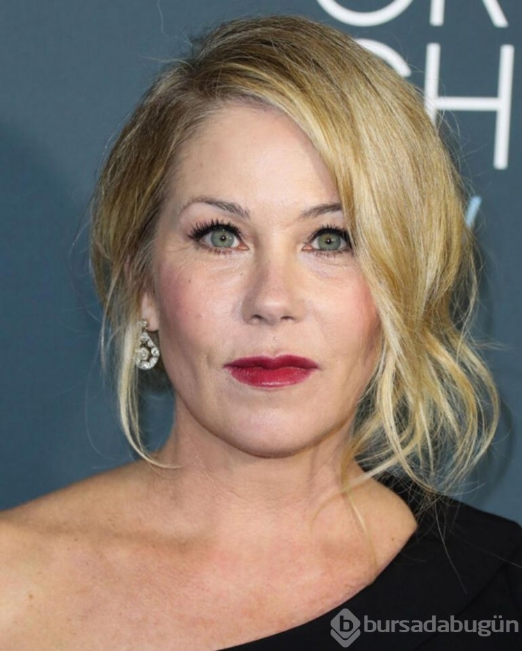 MS ile mücadele eden Christina Applegate: 20 kilo aldım ve bastonsuz yürüyemiyorum
