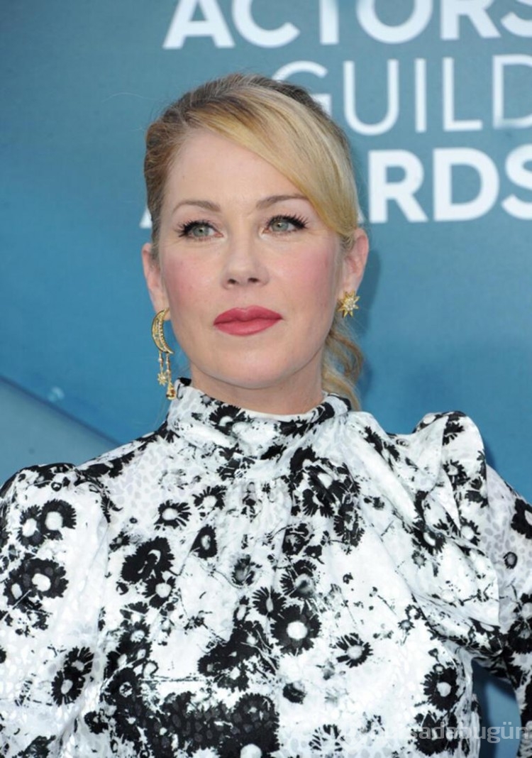 MS ile mücadele eden Christina Applegate: 20 kilo aldım ve bastonsuz yürüyemiyorum
