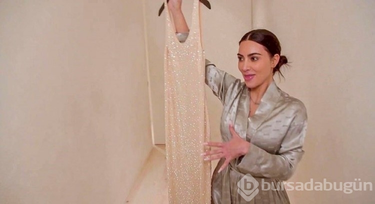 Kim Kardashian, Marilyn Monroe'nun elbisesine nasıl sığmaya çalıştığını gösterdi
