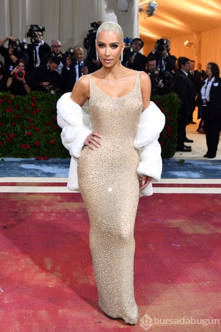 Kim Kardashian, Marilyn Monroe'nun elbisesine nasıl sığmaya çalıştığını gösterdi
