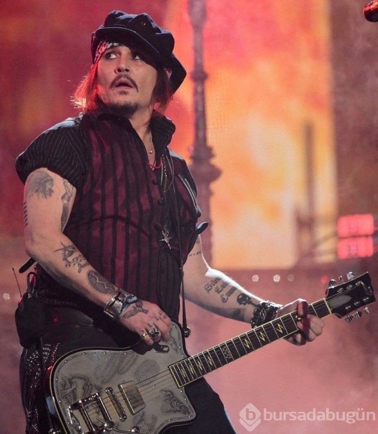 Johnny Depp Rihanna'nın iç çamaşırı markasının defilesinde yürüyecek
