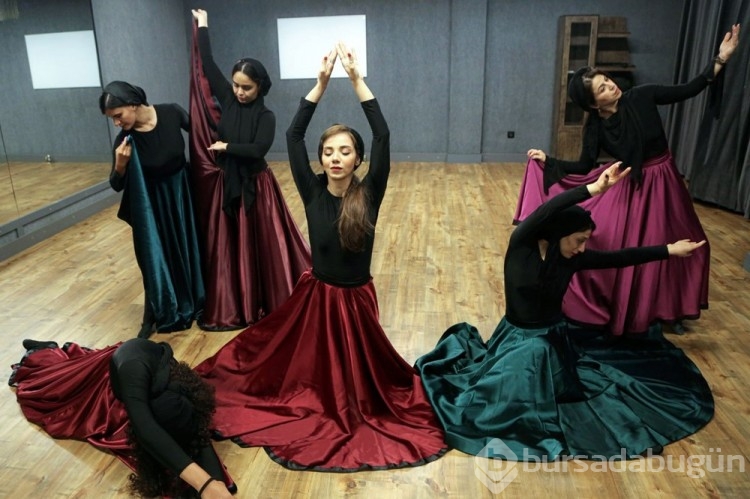 İranlı kadın dansçıların en büyük hayalleri halka açık performans