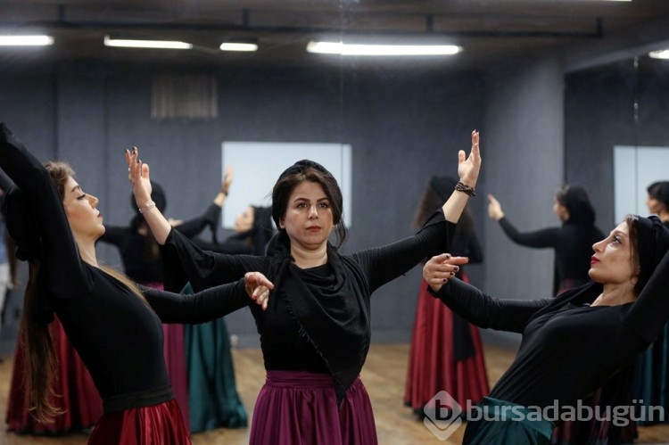 İranlı kadın dansçıların en büyük hayalleri halka açık performans