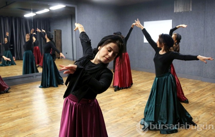 İranlı kadın dansçıların en büyük hayalleri halka açık performans