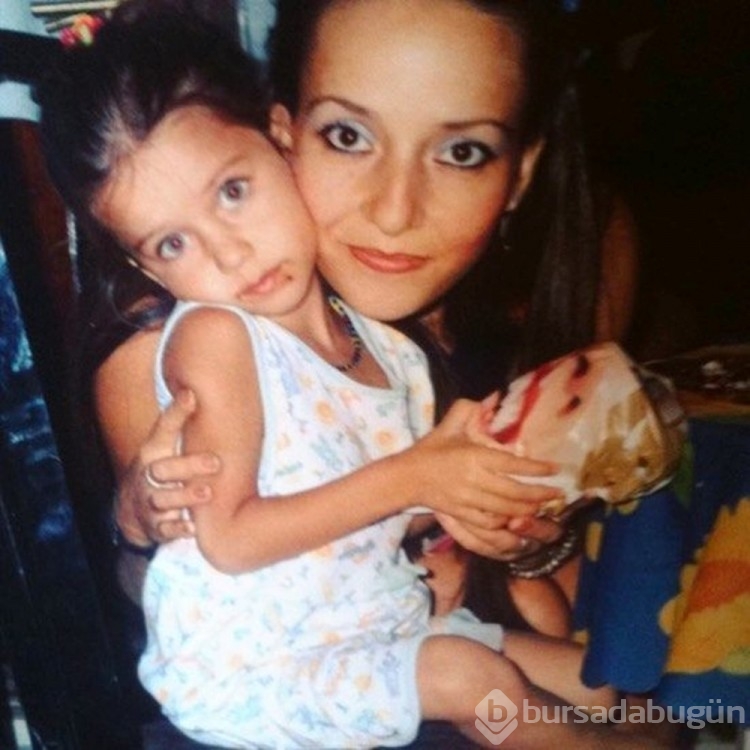 Afra Saraçoğlu'nun çocukluk fotoğrafları