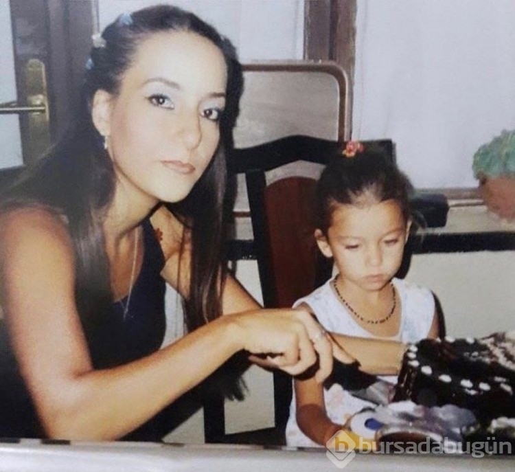 Afra Saraçoğlu'nun çocukluk fotoğrafları
