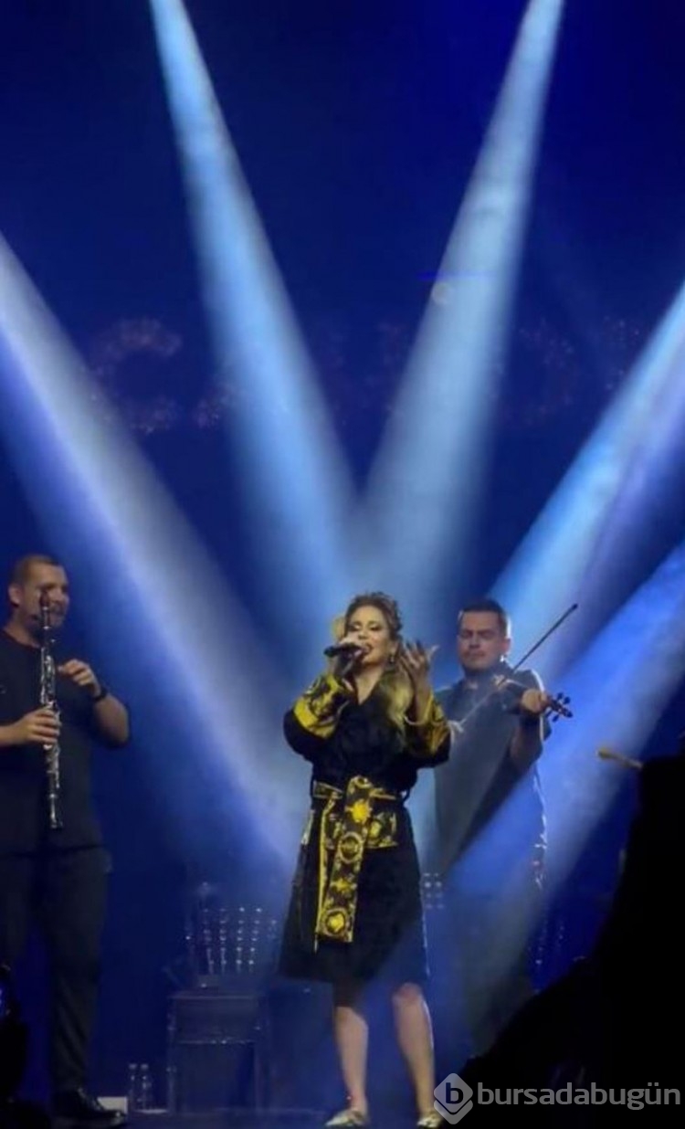 Linet sahneye bornoz ve terlikle çıktı