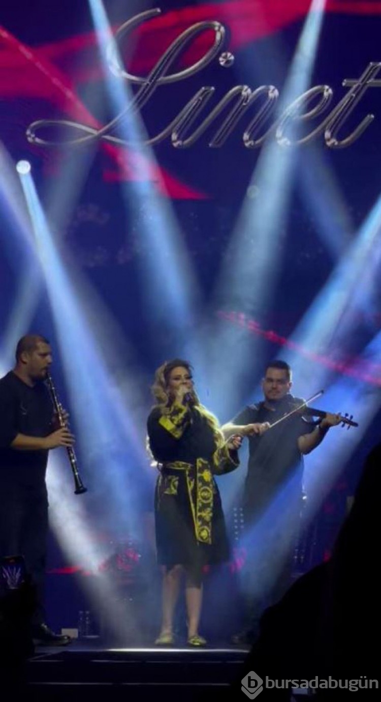 Linet sahneye bornoz ve terlikle çıktı
