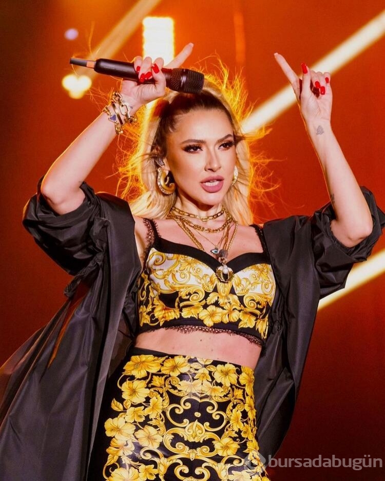 Hadise'den küvet pozu!
