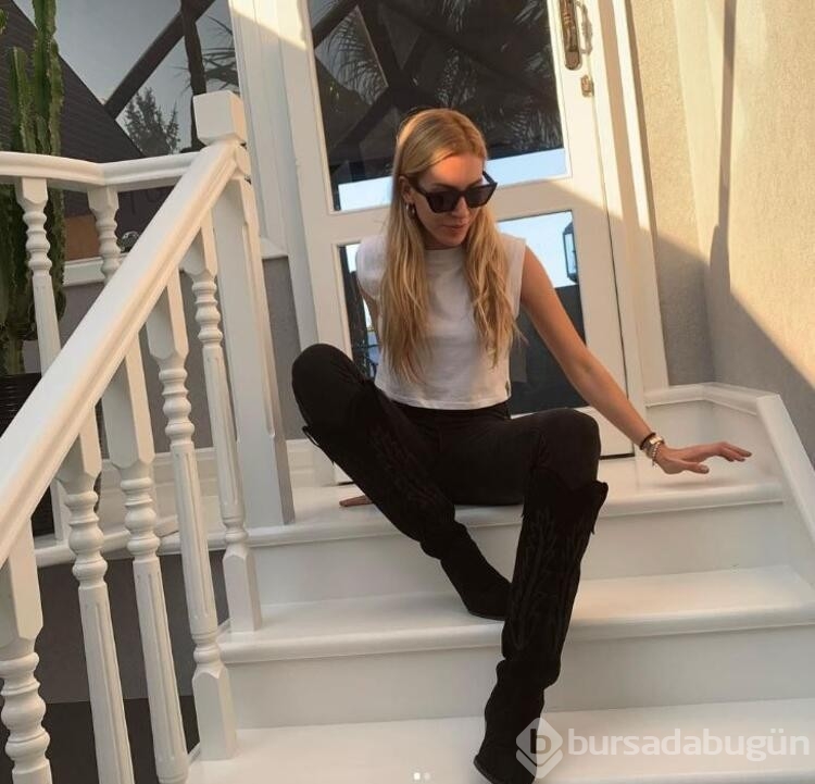 Sinem Kobal güzelliğiyle baş döndürdü
