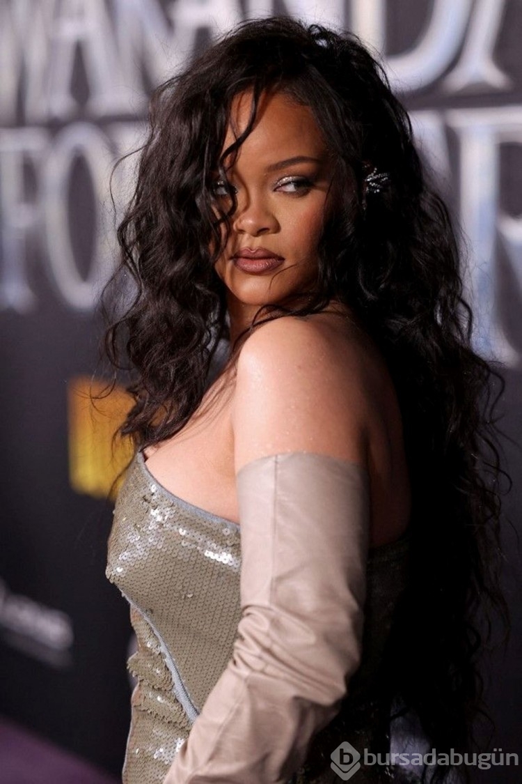 Rihanna yeni şarkısıyla Billboard zirvesini zorluyor