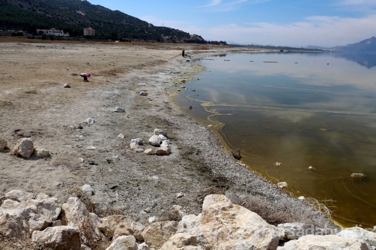 Burdur Gölü'nde iskele 18 metre uzaklaştı!
