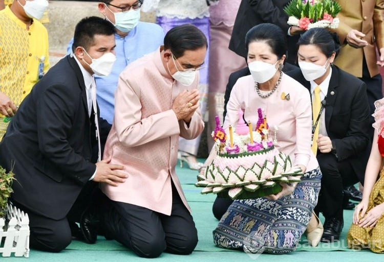Tayland'daki Loy Krathong Festivali'nde renkli görüntüler
