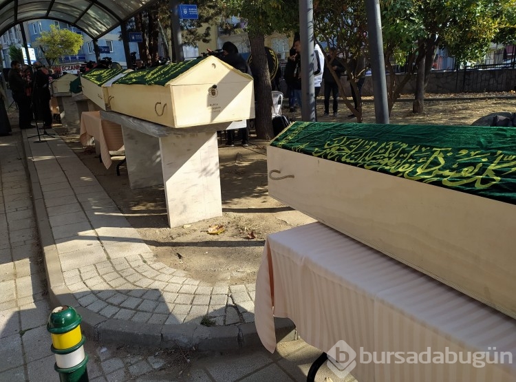 Bursa'da yangında 1'i çocuk 9 kişi hayatını kaybetti! Cenaze törenine Bakan Soylu da katıldı
