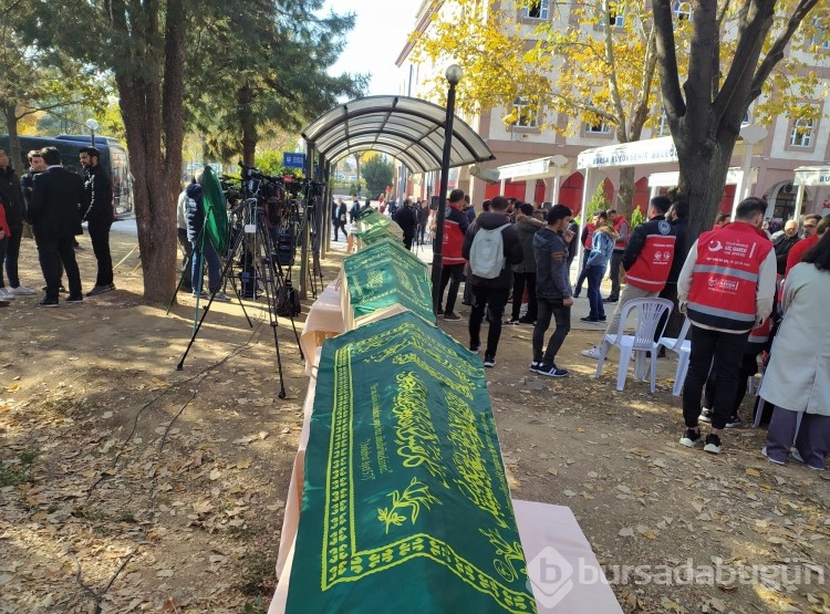 Bursa'da yangında 1'i çocuk 9 kişi hayatını kaybetti! Cenaze törenine Bakan Soylu da katıldı
