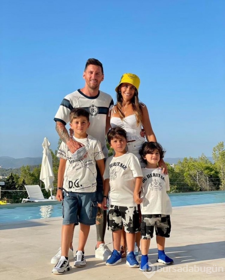 Messi'nin eşi Antonela Roccuzzo, derin göğüs dekolteli tulumuyla göz kamaştırdı
