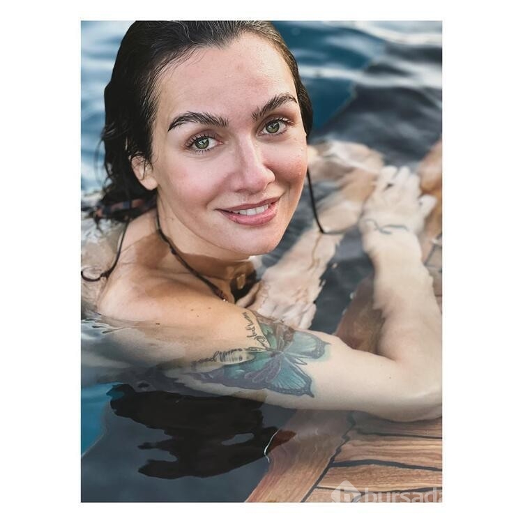 Birce Akalay güzelliğini annesinden almış
