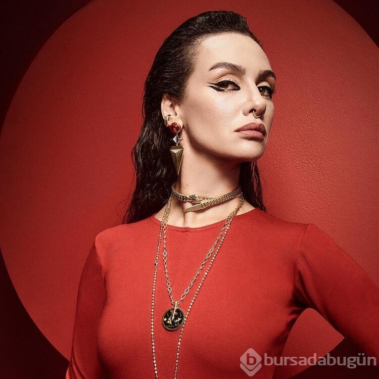 Birce Akalay güzelliğini annesinden almış
