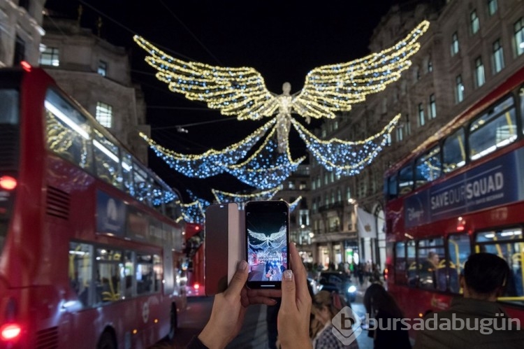 Londra sokakları Noel ve yılbaşı için süslendi
