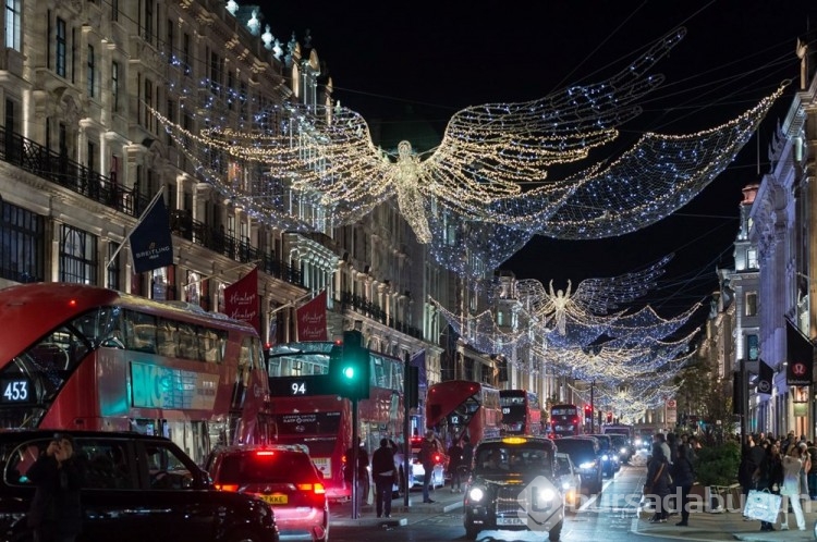 Londra sokakları Noel ve yılbaşı için süslendi
