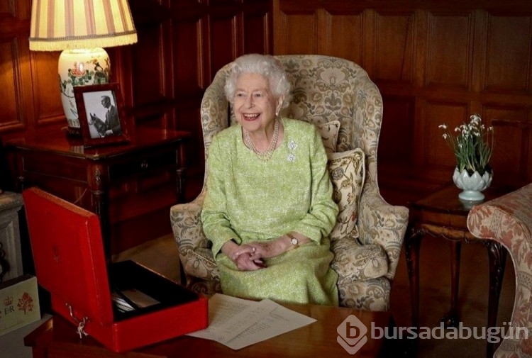 Kraliçe Elizabeth'in ilk heykeli gösterildi