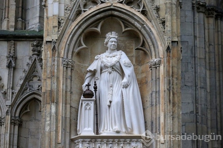 Kraliçe Elizabeth'in ilk heykeli gösterildi