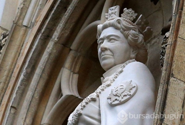Kraliçe Elizabeth'in ilk heykeli gösterildi