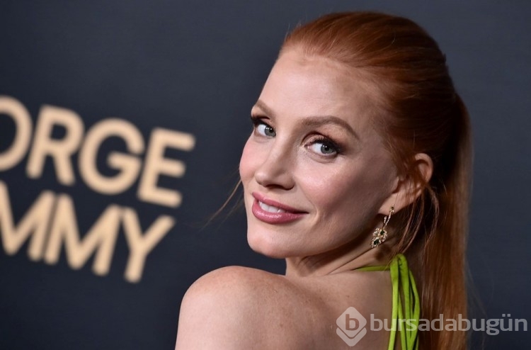 Jessica Chastain'den neon şıklığı