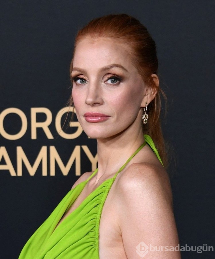 Jessica Chastain'den neon şıklığı