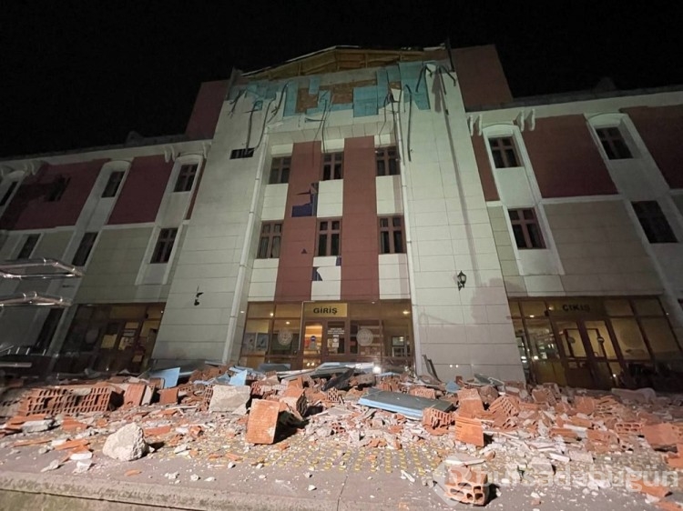 Düzce'de meydana gelen depremde adliye binası hasar gördü