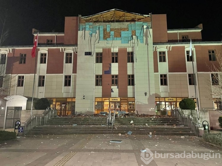 Düzce'de meydana gelen depremde adliye binası hasar gördü