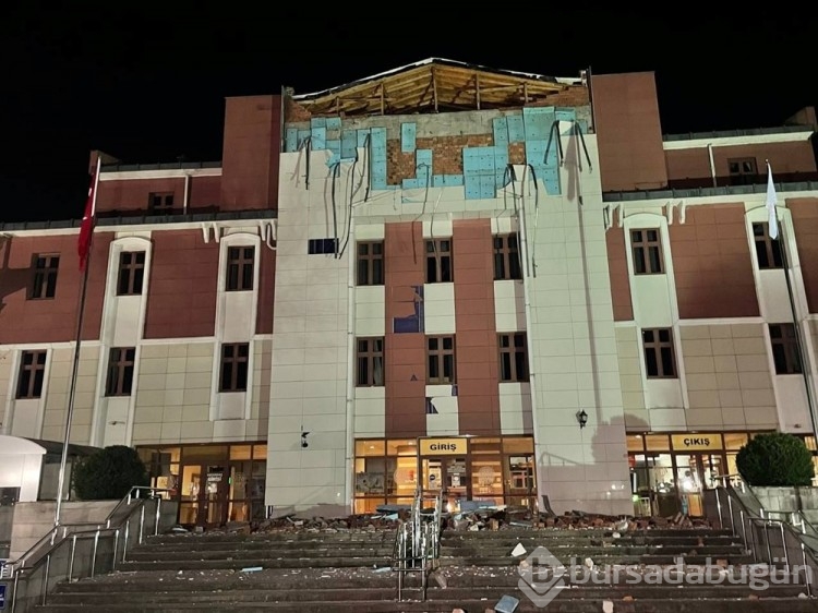Düzce'de meydana gelen depremde adliye binası hasar gördü
