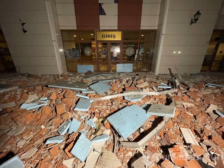 Düzce'de meydana gelen depremde adliye binası hasar gördü
