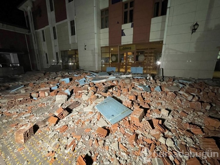 Düzce'de meydana gelen depremde adliye binası hasar gördü