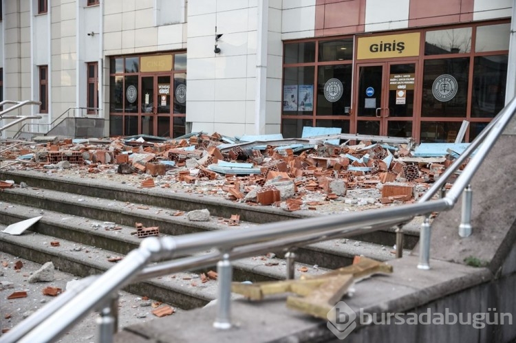 Düzce'de meydana gelen depremde adliye binası hasar gördü