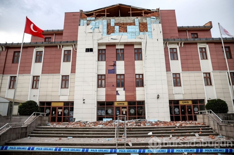 Düzce'de meydana gelen depremde adliye binası hasar gördü