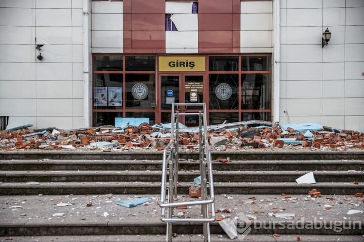 Düzce'de meydana gelen depremde adliye binası hasar gördü